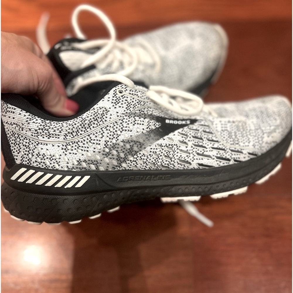 Women’s Brooks Adrenaline 21 size 9